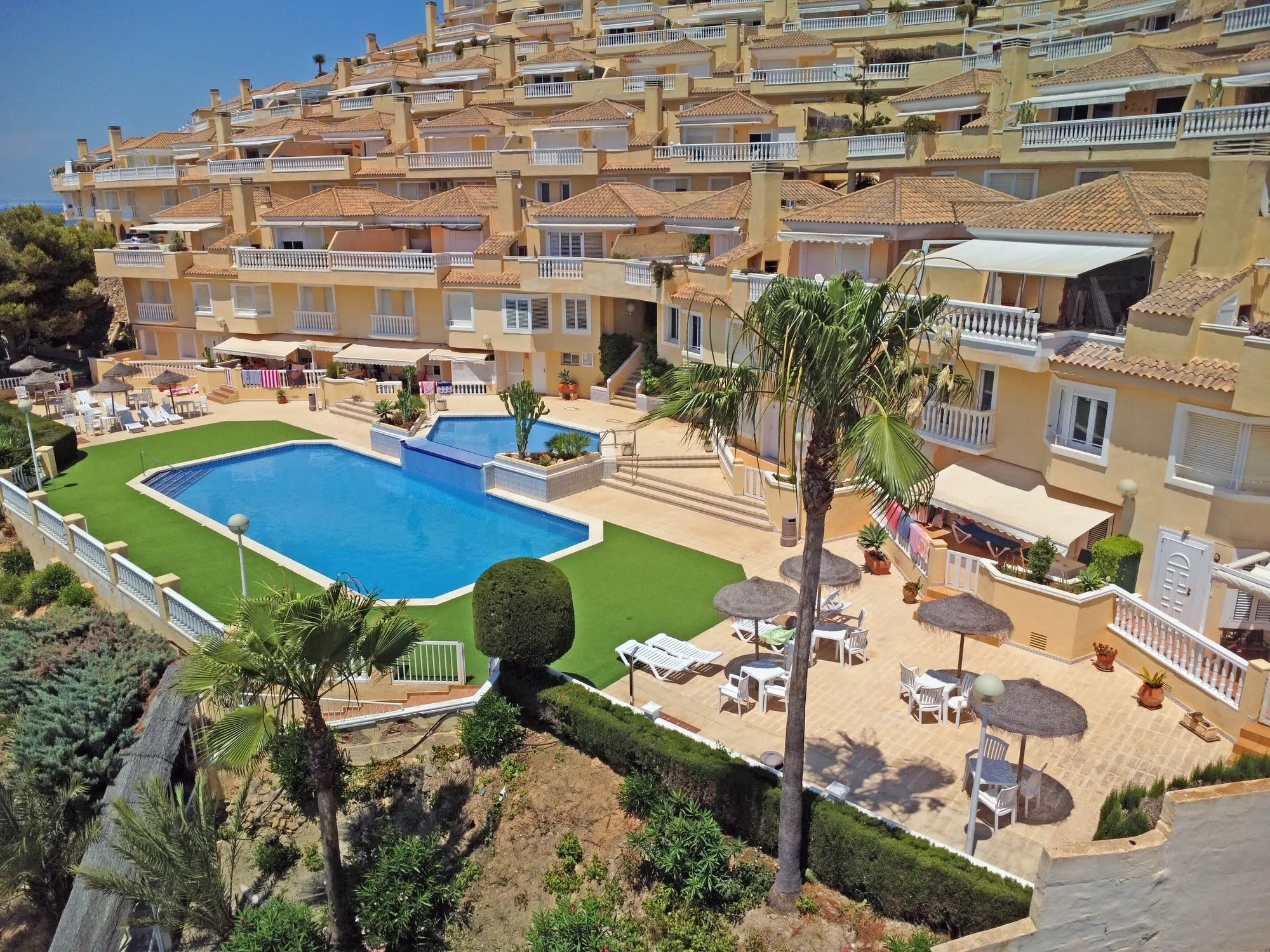 piscina junto al mar